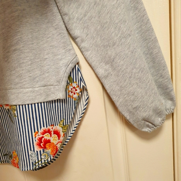 LOFT Floral and grey blouse (sml) - Picture 2 of 3